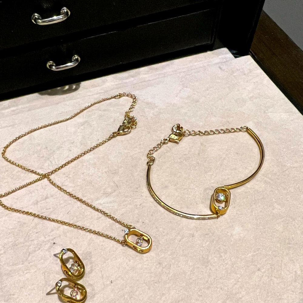Swarovski jewelry set, necklace bracelet and earrings